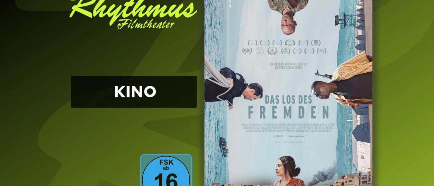 filmplakat-daslosdesfremden.jpg Filmplakat zum Film Das Los des Fremden mit einer Frau vor brennenden Stadtruinen.