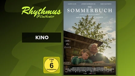 filmplakat-dassommerbuch.jpg Filmplakat zu Das Sommerbuch mit einer älteren Frau und einem Mädchen in einer Umarmung.
