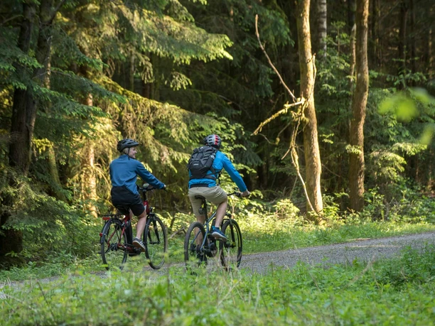 Radfahrendes Paar auf dem R3