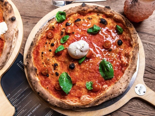 Pizza aus dem Steinofen