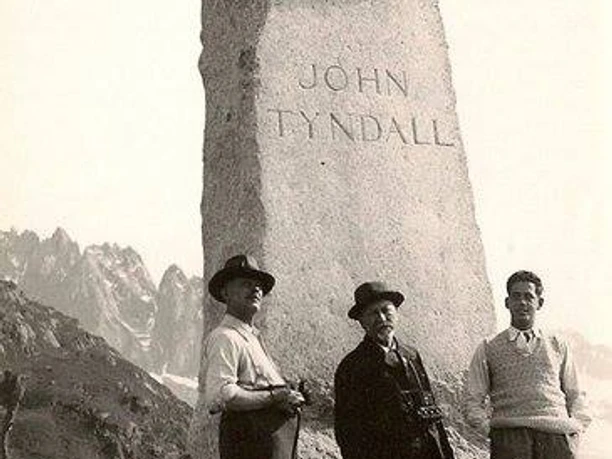 Naters Belalp Tyndall Monument 1932.jpg