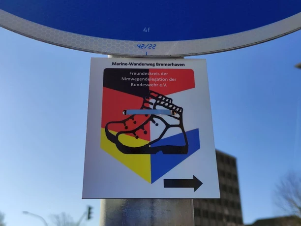 Schild-Wanderweg-Marinestadt-Bremerhaven-c-Tanja-Albert.jpg Hinweisschild Marinestadt Wanderweg