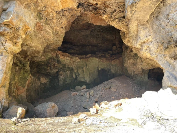 Foto der Weißen Kuhle in Marsberg, einer langen Zechsteinhöhle mit hellen Kalkwänden auf dem Höhenzug über dem Glindetal