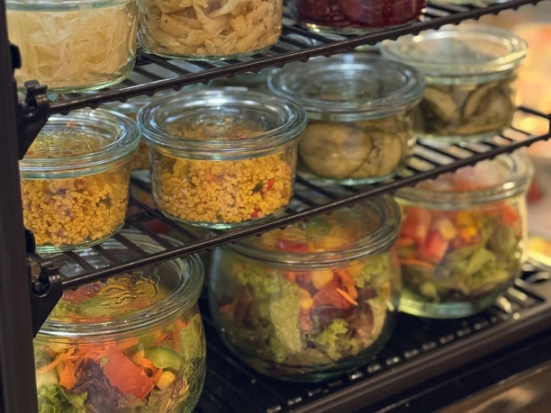 Salate und Snacks in der Kantine der Kreisverwaltung Mettmann Vielfältige Salate, Couscous und Obstpurées in Gläsern, angeboten in der Kantine der Kreisverwaltung.