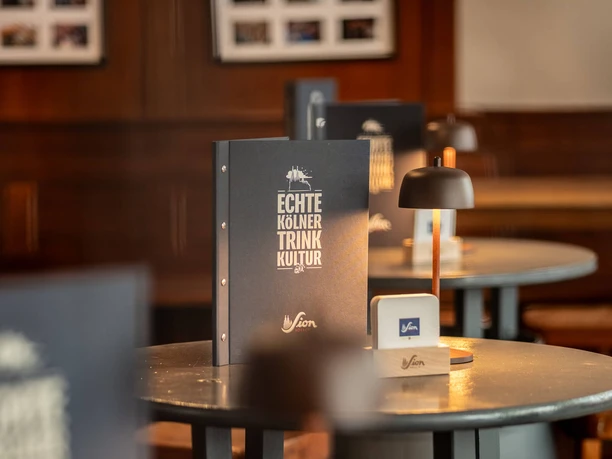 Stapelhaus Speisekarte und Tischlampe im Brauhaus Stapelhaus mit warmem Holzinterieur