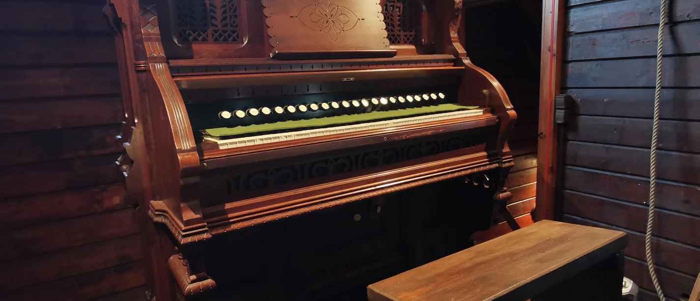 Harmonium in der Stabkirche Stiege Harmonium in der Stabkirche Stiege