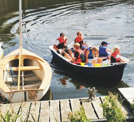 SBZ-Friedrichskoog Boot mit Kindern auf dem Wasser
