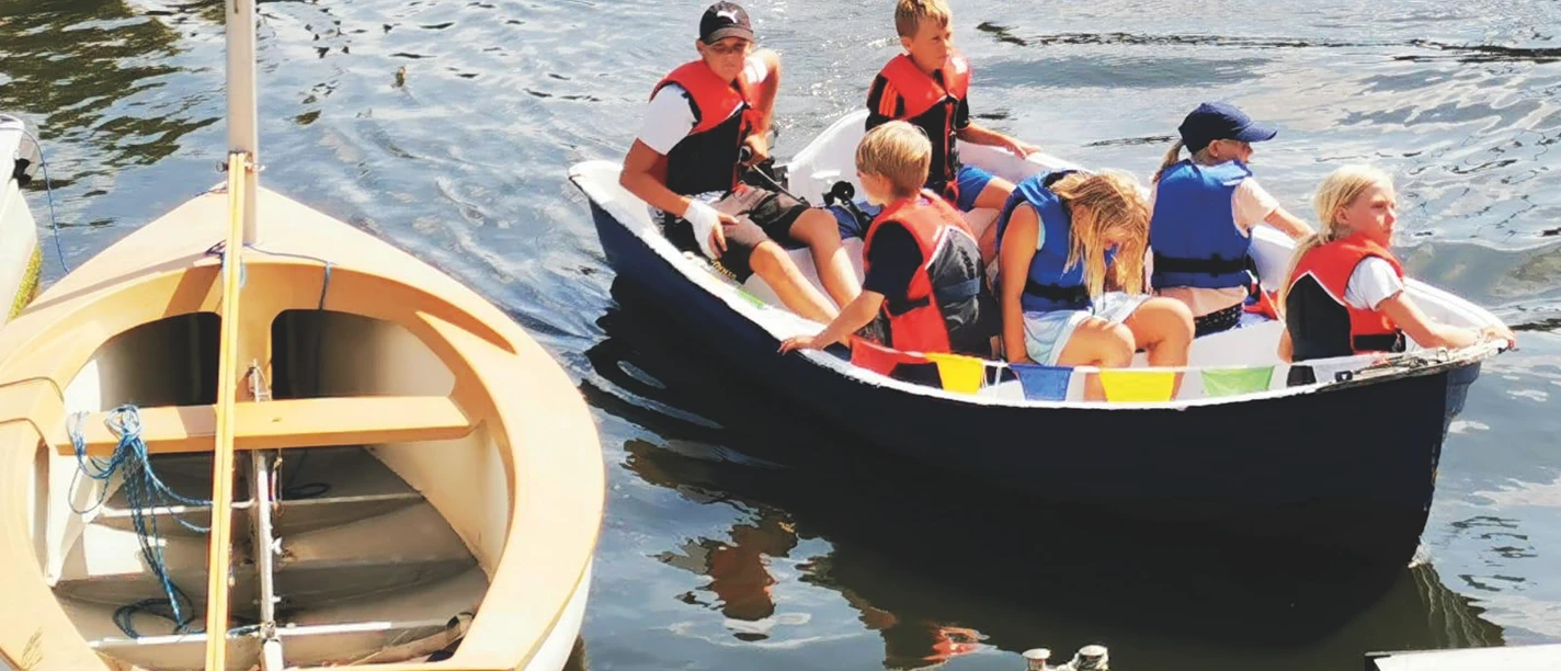 SBZ-Friedrichskoog Boot mit Kindern auf dem Wasser