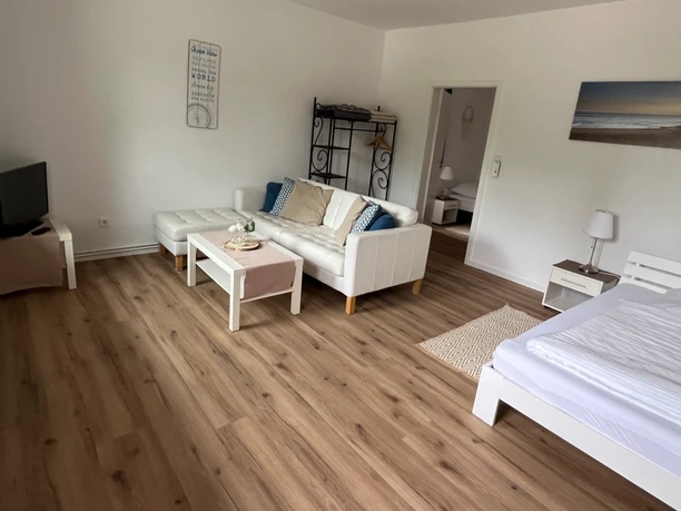 Kombinierter Wohn-Schlafraum in der Ferienwohnung Nord, Hof Ehrichs