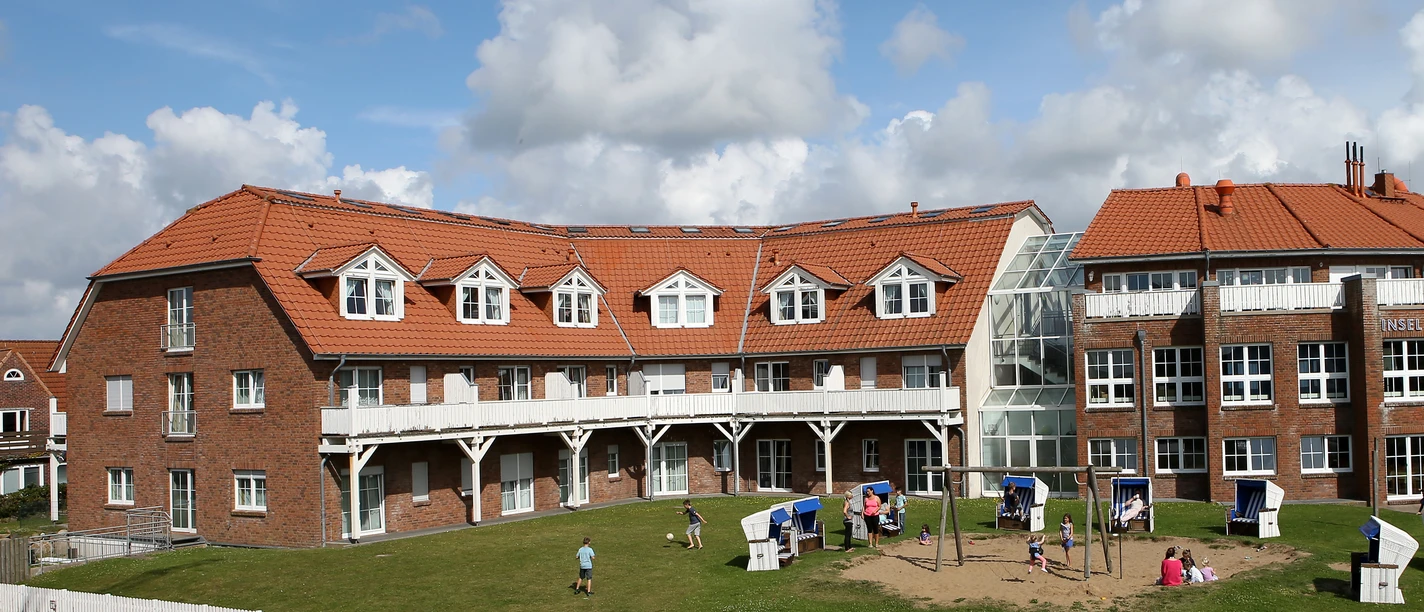 Insel-Klinik Sylt mit Spielplatz und Strandkörben