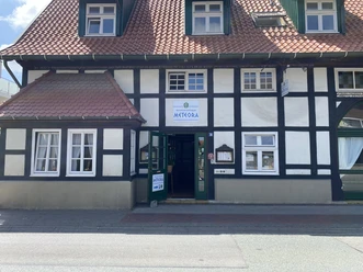 Meteora_Pr.Oldendorf_Außenansicht.jpg Außenansicht des griechischen Restaurants Meteora in einem weißen Fachwerkhaus.