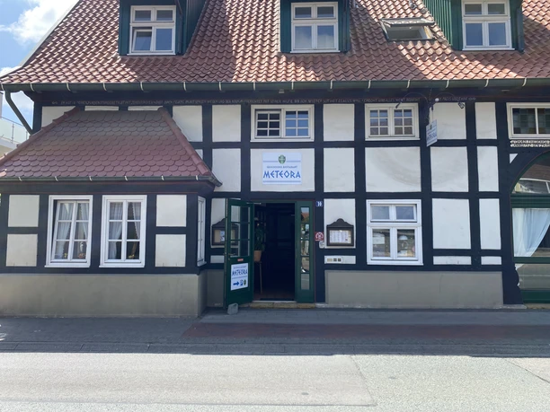 Meteora_Pr.Oldendorf_Außenansicht.jpg Außenansicht des griechischen Restaurants Meteora in einem weißen Fachwerkhaus.