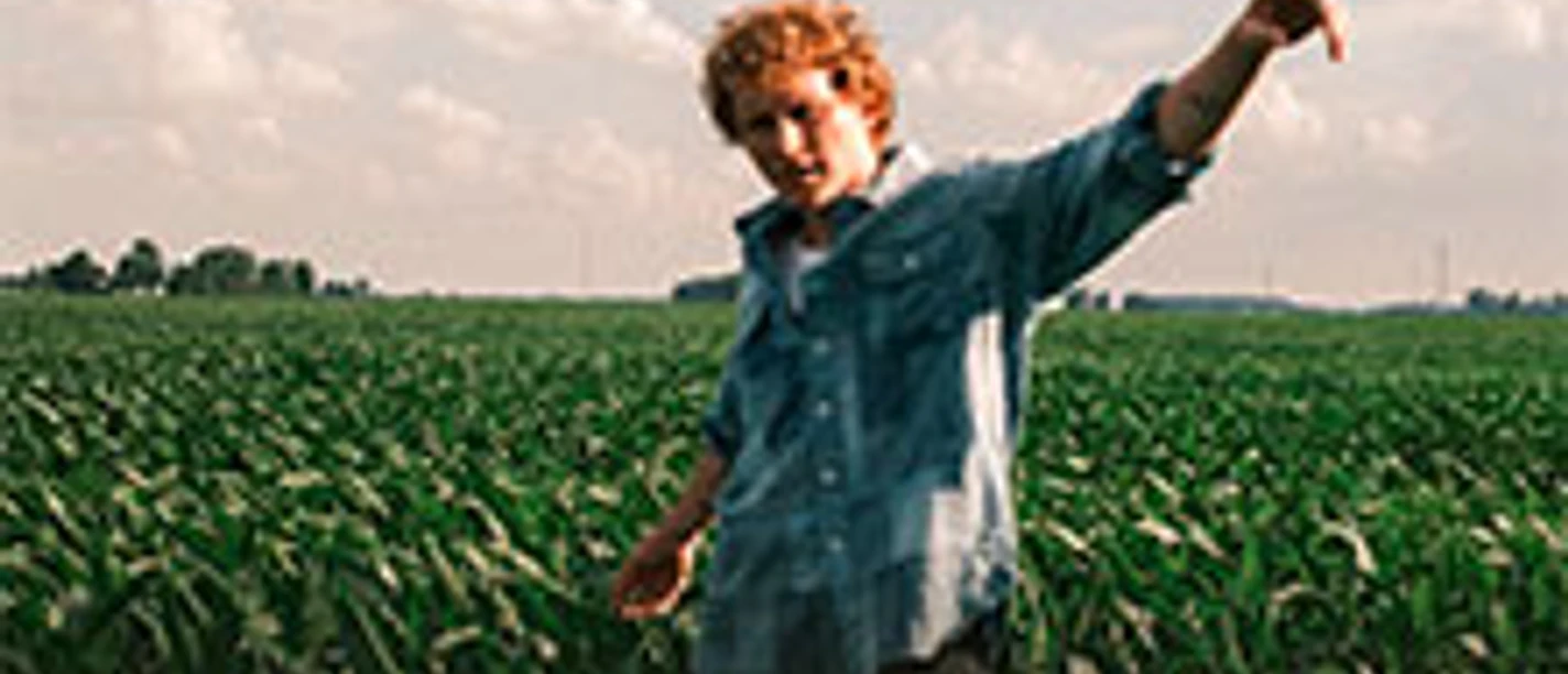 Tourmotiv zu KNOX’s Midwest Best: junger Mann im Kornfeld unter weitem Himmel