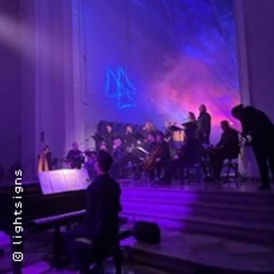 Musikerensemble im blau-violetten Licht der Kartäuserkirche während eines Konzerts