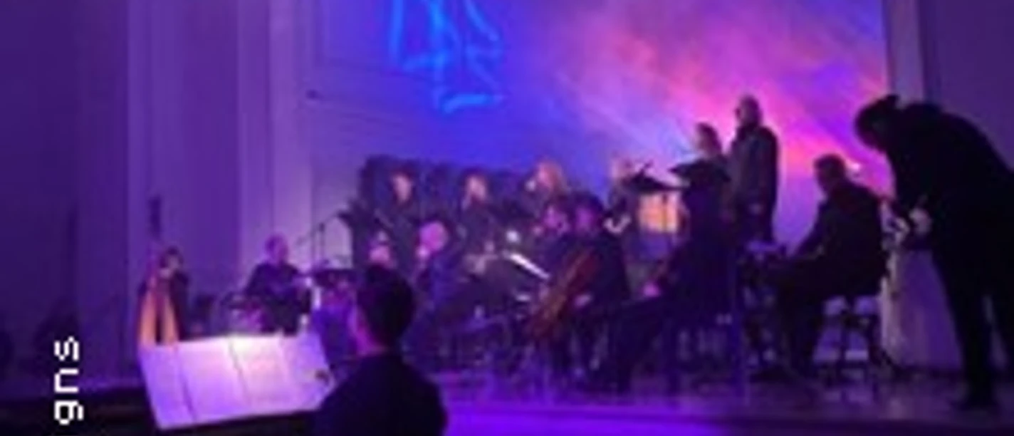 Musikerensemble im blau-violetten Licht der Kartäuserkirche während eines Konzerts