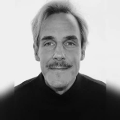 Schwarz-Weiß-Porträt von Maik Brüggemeyer mit dunklem Rollkragen