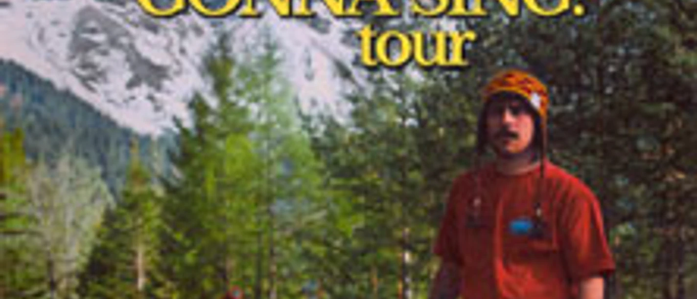 Sam Tompkins vor Berglandschaft, gelber Schriftzug zur Are We Gonna Sing? Tour