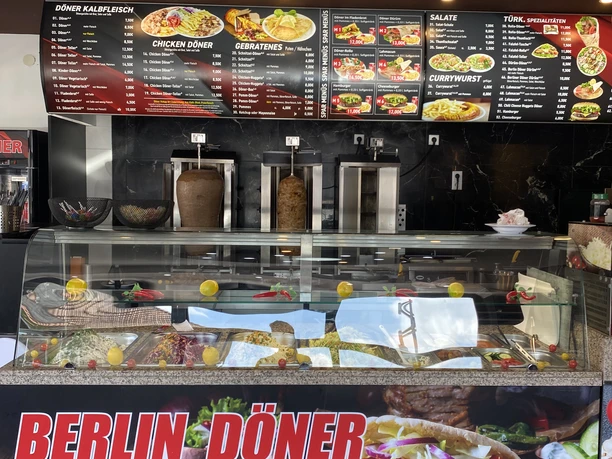 Berlin Döner_Pr.Oldendorf_Theke _hoch.jpg Theke des Imbiss Berlin Döner mit Fleischspießen und Speisekarte im Hintergrund.