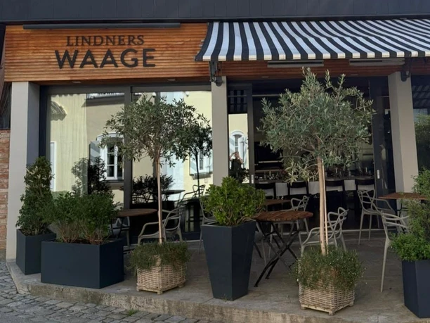Die Waage Restaurant Bad Aibling Außenbereich von Lindners Waage mit Markise, Pflanzen und Tischen in Bad Aibling