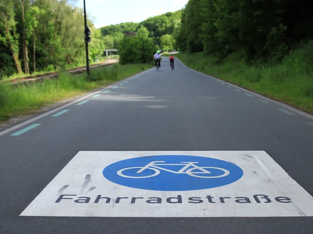 Fahrradstraße Radweg mit Aufdruck Fahrradstraße