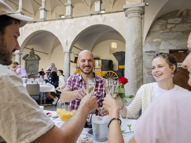 Festlicher 1. August Brunch Erfreute Gäste beim anstossen im Schlosshof