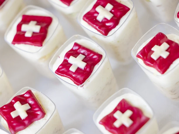 1. August Dessert Dessert im Glas mit Schweizer Flagge dekoriert