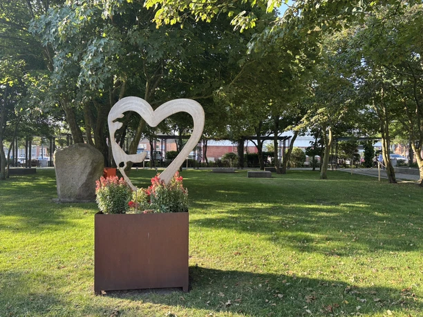 schattiger Rathauspark in Westerland