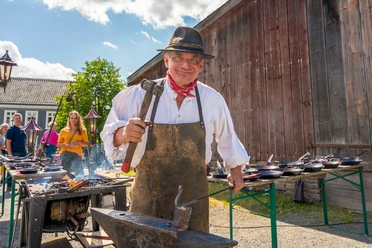 Bauernmarkt Schmied in historischer Kleidung beim Bauernmarkt im LVR-Freilichtmuseum Lindlar