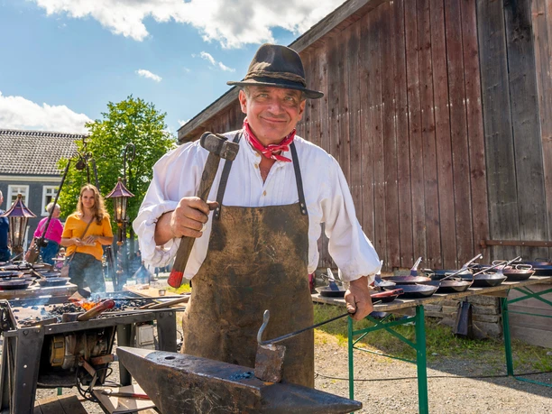 Schmied in historischer Kleidung beim Bauernmarkt im LVR-Freilichtmuseum Lindlar