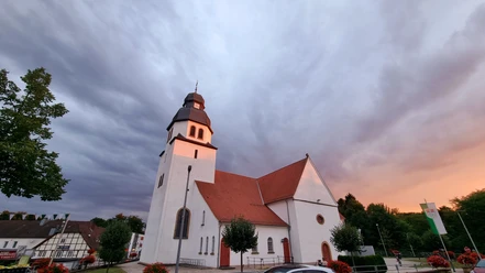Außenansicht der katholischen Kirche St. Johannes Baptist in Stukenbrock bei Abenddämmerung