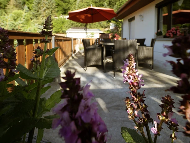 Gemütliche Terrasse mit Gartenmöbel