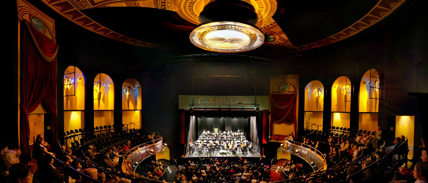 Konzert im Capitol Offenbach mit Orchester und Publikum