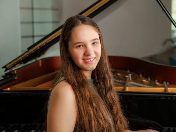 Elena Neumann © Isabel Waldinger Querformat.jpg