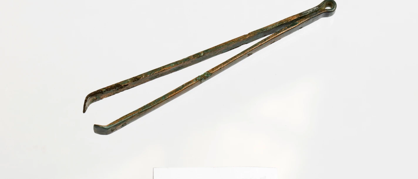 Tweezers Corroded metal tweezers with find number X 12185 and scale