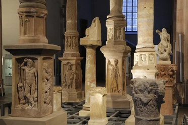 Archäologisches Museum Frankfurt - Ausstellung Steinsäulen und Skulpturen in einer Museumsausstellung