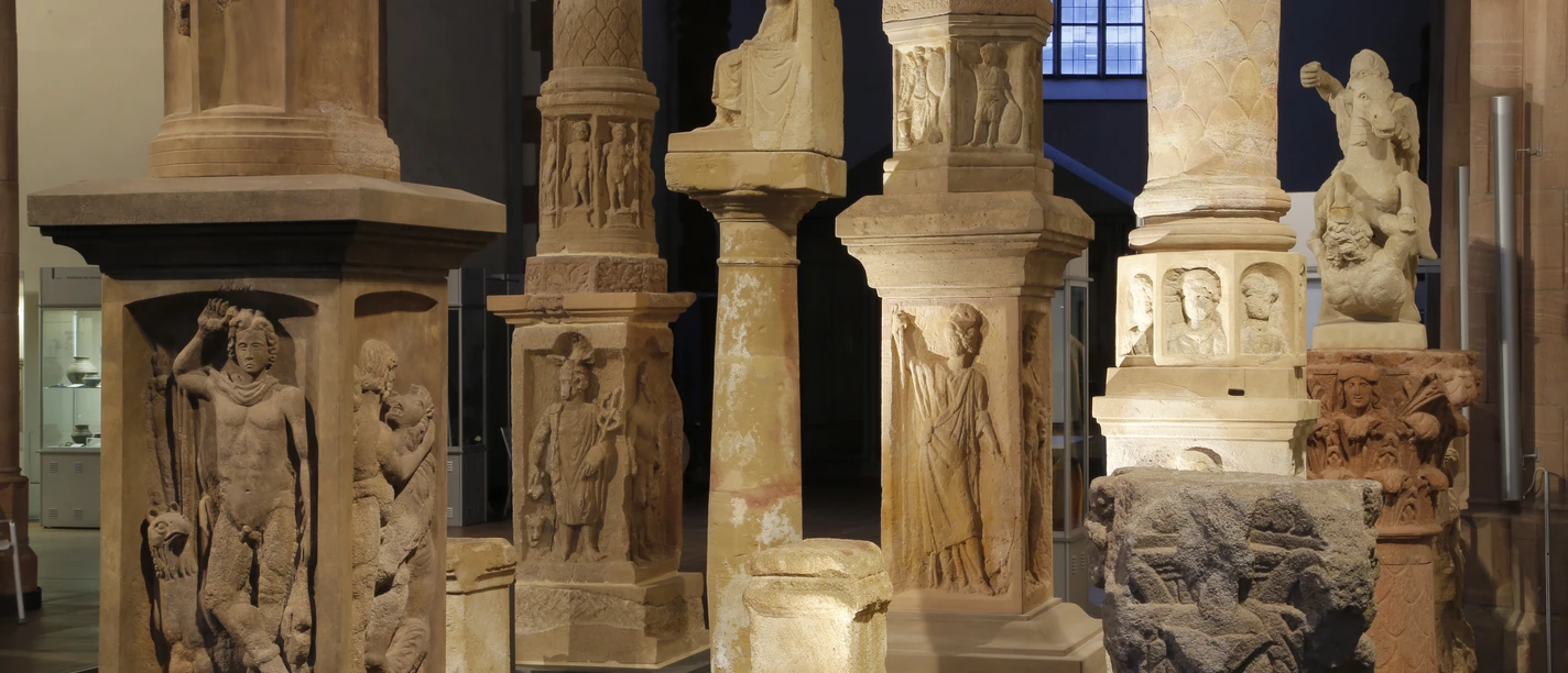 Archäologisches Museum Frankfurt - Ausstellung Steinsäulen und Skulpturen in einer Museumsausstellung