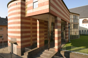 Archäologisches Museum Frankfurt - Eingang Archäologisches Museum Frankfurt, gestreifte Fassade mit Treppen