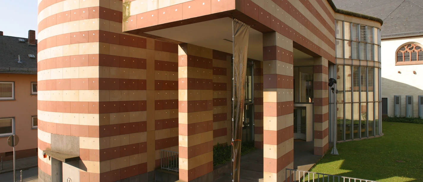 Archäologisches Museum Frankfurt - Eingang Archäologisches Museum Frankfurt, gestreifte Fassade mit Treppen