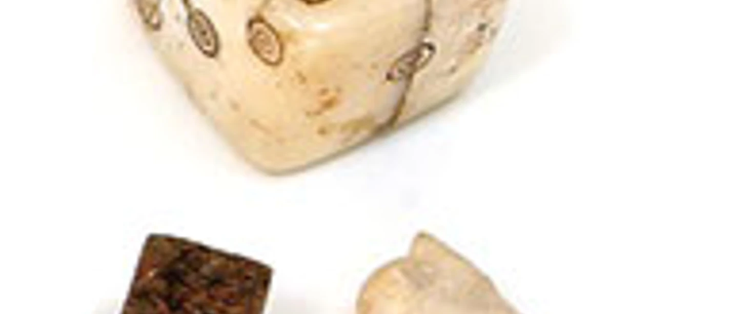 Spielsachen Archäologisches Museum Frankfurt: Würfel, Plättchen und Knochen