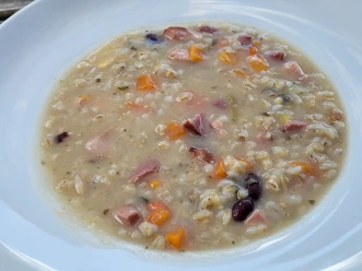 Ritschert Ritschert mit Rollgerste, Bohnen, Karotten und Fleisch im Teller