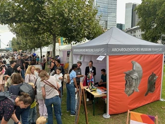 Infostand des Archäologischen Museums Stand des Archäologischen Museums Frankfurt bei Fest mit Besuchern