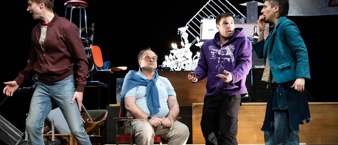 Vier Männer auf einer Theaterbühne während der Aufführung von Die fetten Jahre sind vorbei.