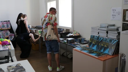 DFF - Bücher-Flohmarkt Besucher stöbern bei Bücherflohmarkt mit Büchern und Filmen