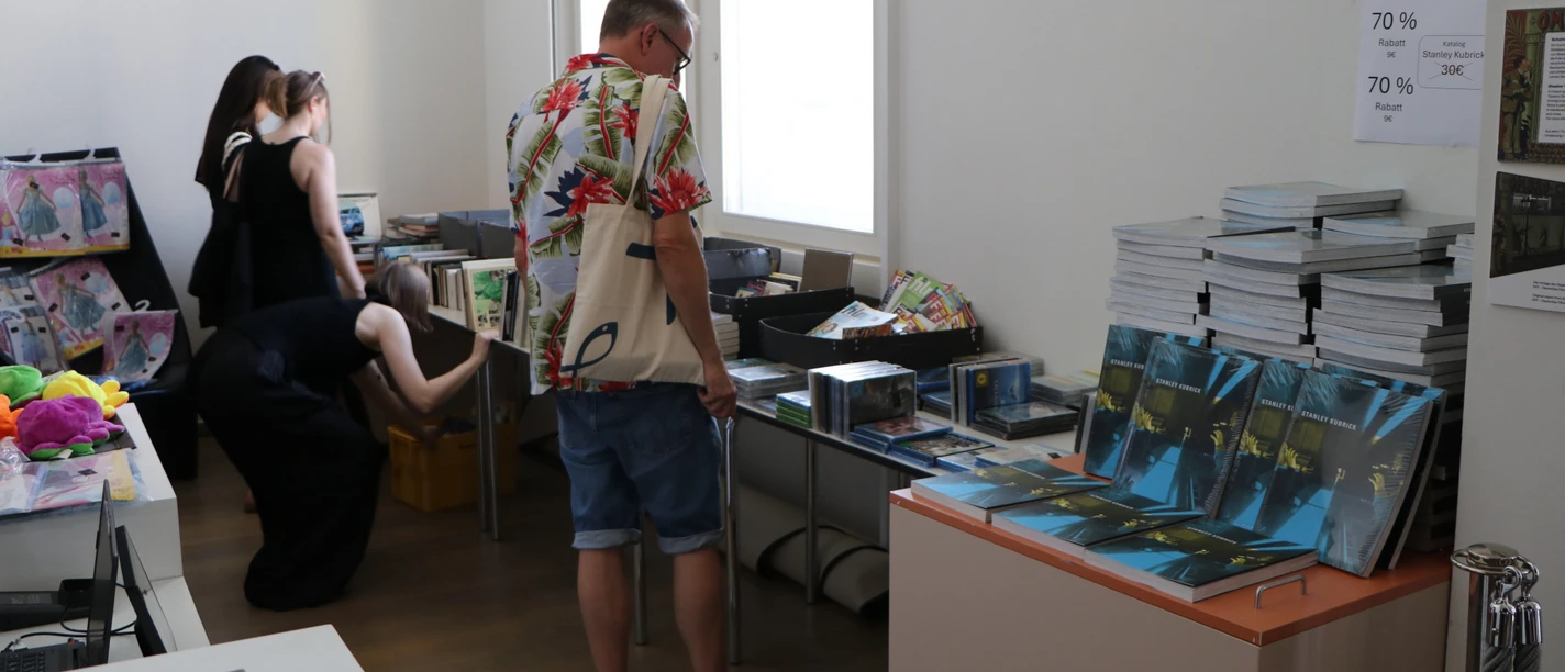 DFF - Bücher-Flohmarkt Besucher stöbern bei Bücherflohmarkt mit Büchern und Filmen