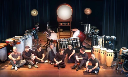 SpotlightMusic Power-Percussion Power Percussion Towaboo mit zahlreichen Trommeln und Perkussionsinstrumenten auf der Bühne