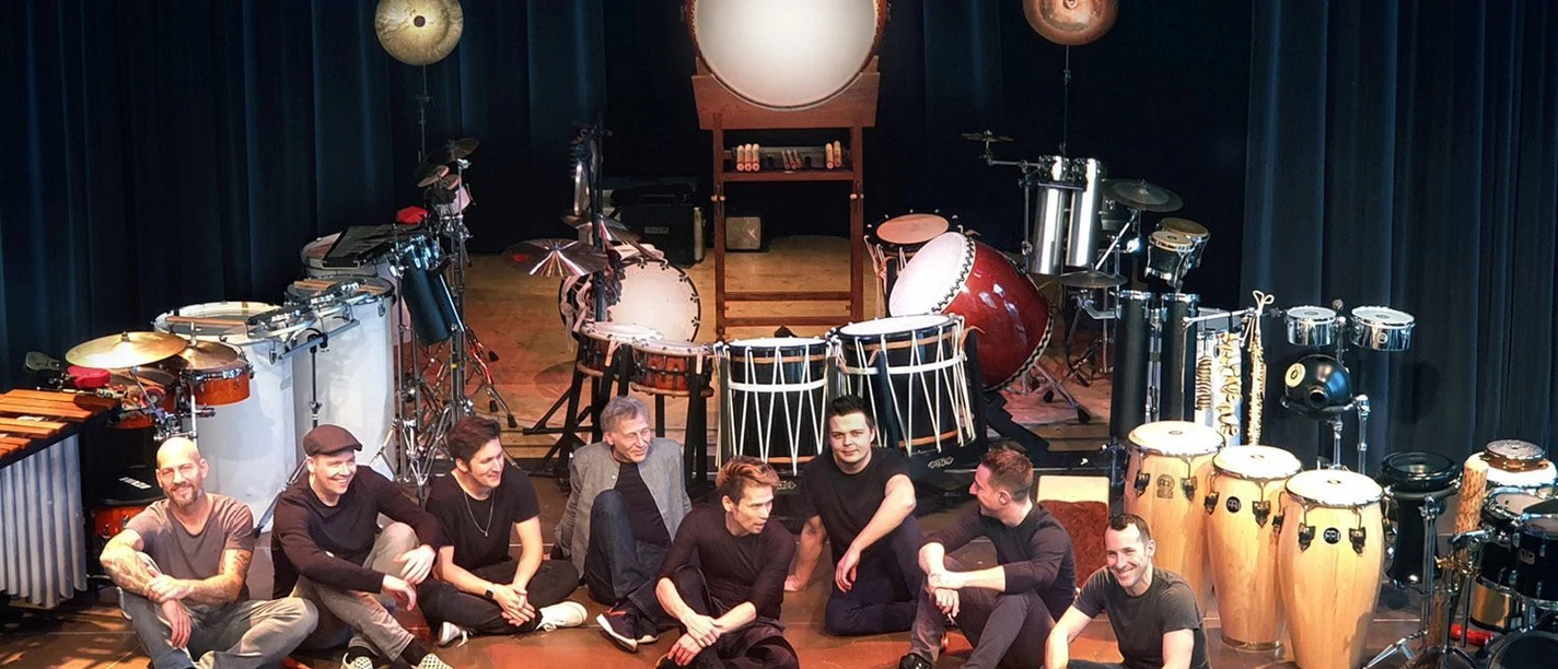 Power Percussion Towaboo mit zahlreichen Trommeln und Perkussionsinstrumenten auf der Bühne
