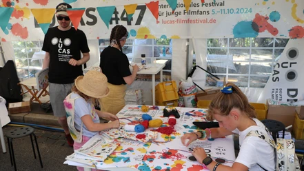 LUCAS Creative Tent Children craft with yarn and paper in the LUCAS creative tent