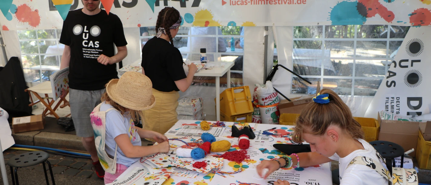 LUCAS Creative Tent Children craft with yarn and paper in the LUCAS creative tent