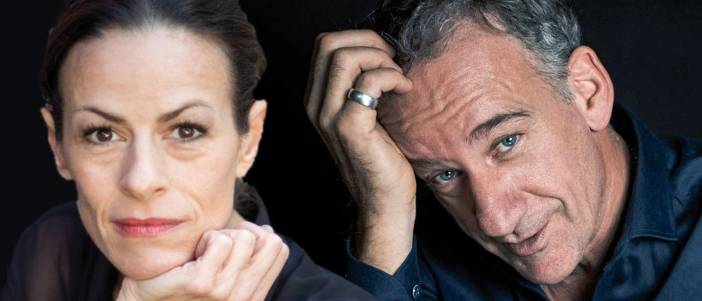 Porträts zweier Schauspieler vor schwarzem Hintergrund, beide blicken in die Kamera.