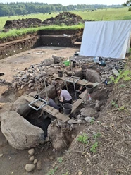 Grabung 2026 Ahlen-Falkenberg Archäologische Grabung im Ahlen-Falkenberger Moor mit freigelegten Steinen und Weideland